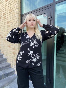 Чорна блуза з квітковим принтом М593 фото